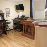 This wooden pulpit and communion set were used in the Lutes Mountain Baptist Church until 1974.
Cette chaire en bois et cet ensemble de communion ont été utilisés dans l'église baptiste de Lutes Mountain jusqu'en 1974. You can find this display at Lutz Mountain Heritage Museum.
