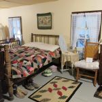 Sleep tight in this 19th century rope bed.
Du terme anglophone « sleep tight » dans ce lit en corde du 19e siècle.